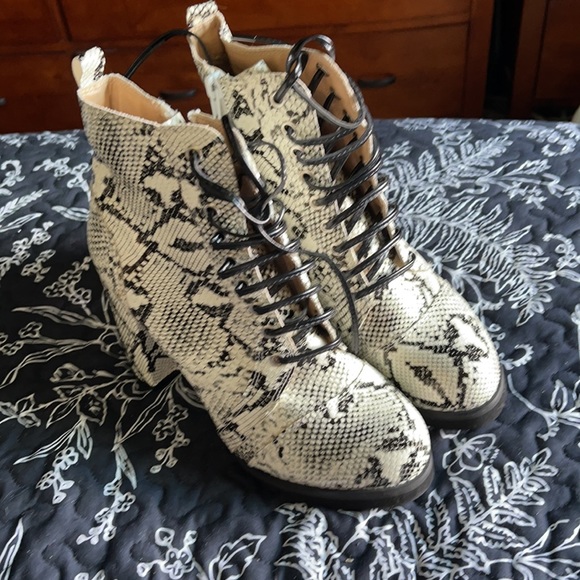 Snakeskin ankle boots - Picture 2 of 3